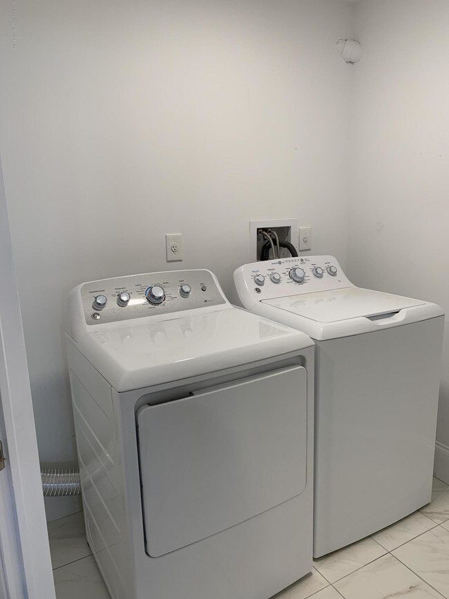 Building Photo - 709 7th Ave