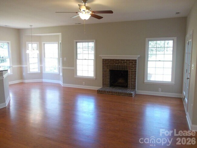 Building Photo - 6223 Hickory Cove Ln