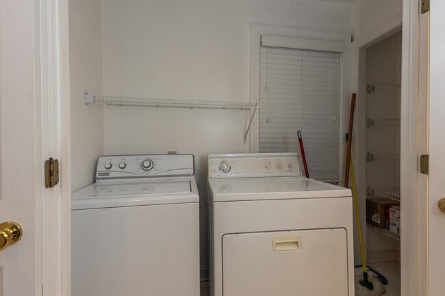 Building Photo - 537 Eastbourne Pl