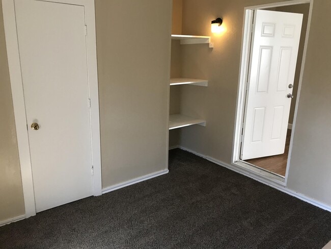 Building Photo - 806 N Park Ave