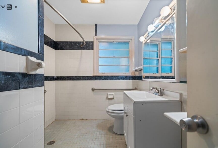 Bath Room - 806 Woodlawn Ave