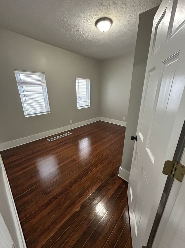 Building Photo - Right Size and a Great Location! Two bedroom Home!