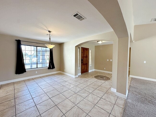 Building Photo - Green Valley Luxury Single Story: Pool, Putting Green, 4 Bedrooms, SOLAR!