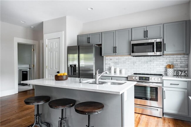 Building Photo - 875 Oakhill Ave SW