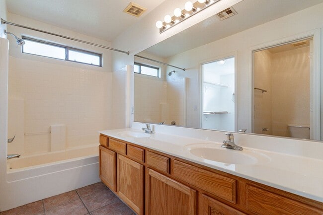 Building Photo - AVAILABLE JULY - Three Bedrooms + Loft!