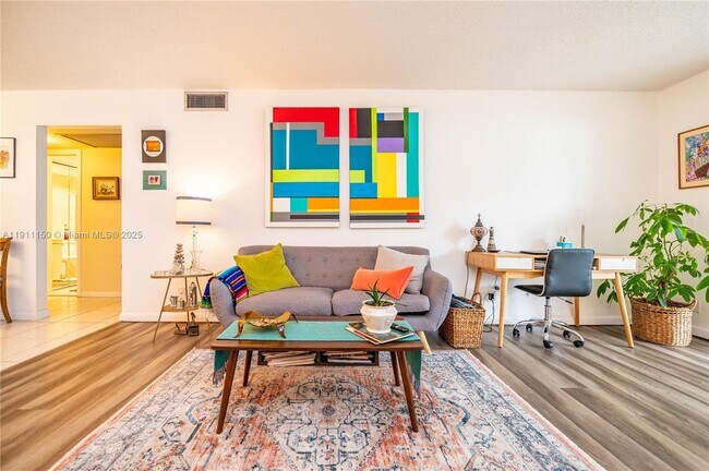 Building Photo - 2101 Lucaya Bend