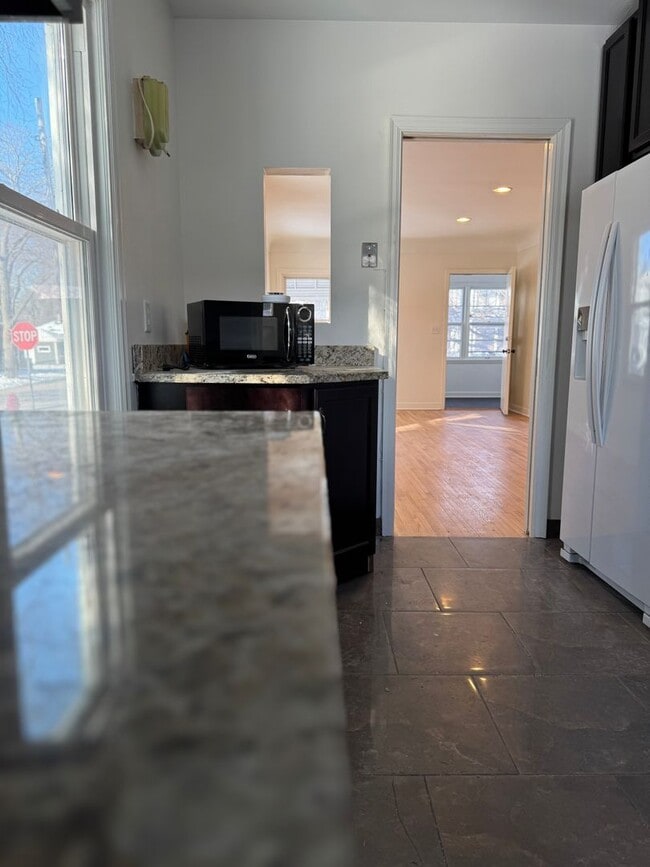 Building Photo - Single Family Home - GREAT Location - High End Finishes