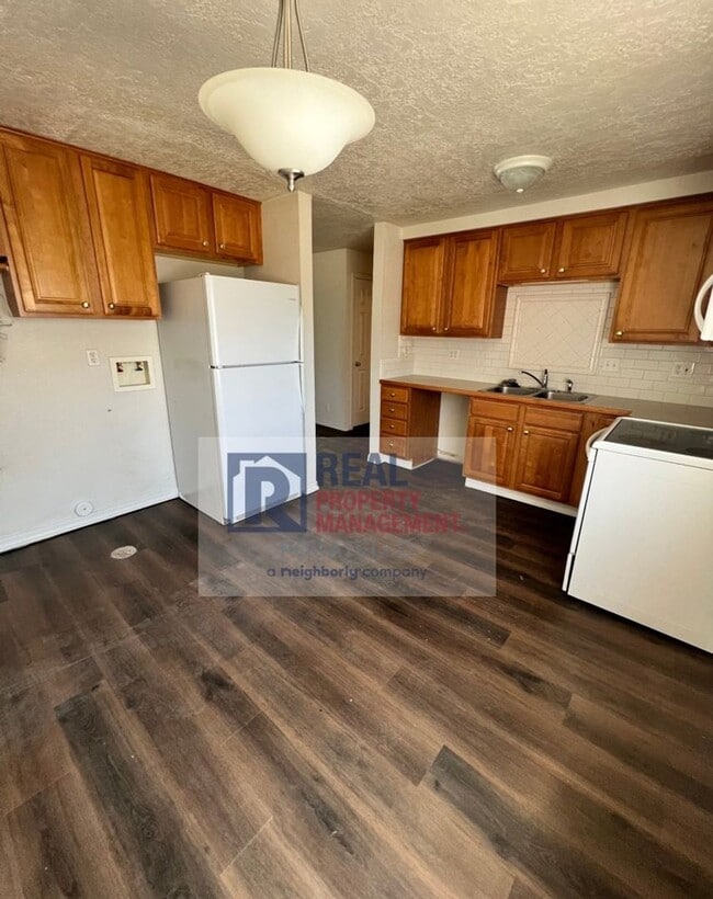 Building Photo - 2 bedroom 1 bath duplex - Single car garage