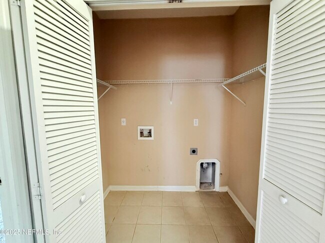 Building Photo - 14793 Falling Waters Dr