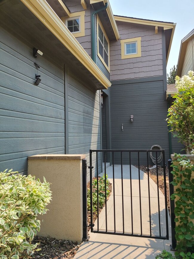 Building Photo - Clean and ready to go 3 bedroom home