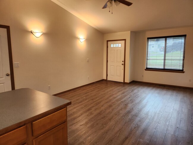 Building Photo - 240 Poplar St