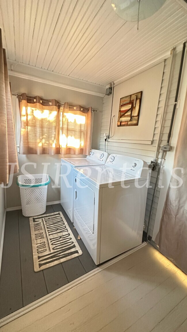 Building Photo - 1100 E 16th St