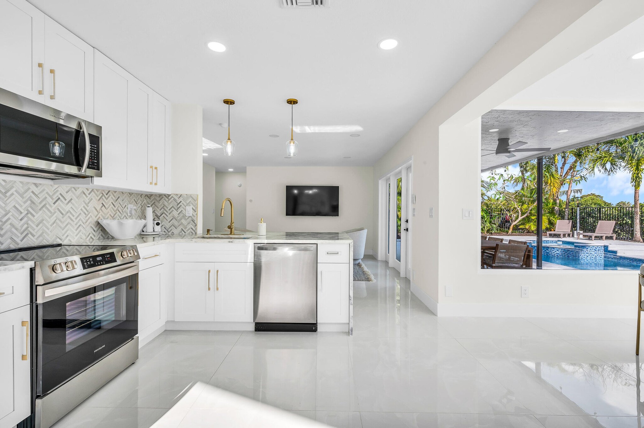 Building Photo - 3138 Lakeview Dr