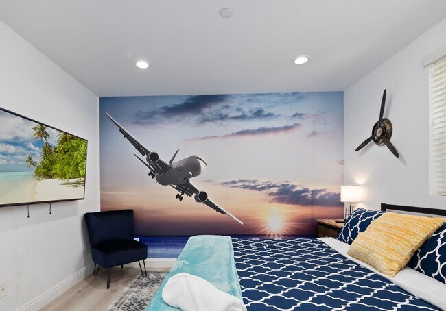 Building Photo - 4-Unit Townhome Community | Luxury Living Near DTLA