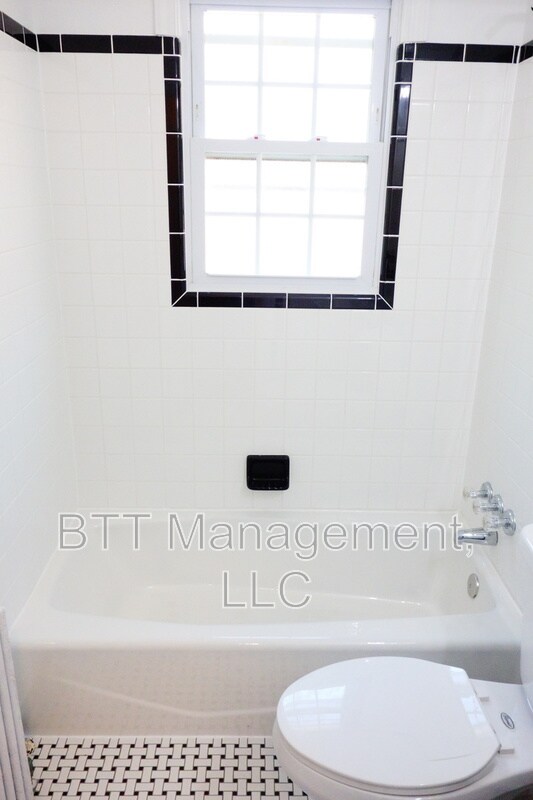 Building Photo - 812 Greenwood Cir