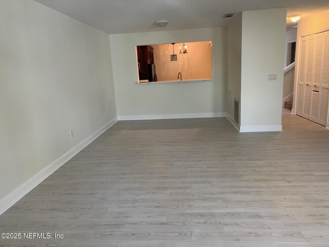 Building Photo - 3948 MEADOWVIEW Dr