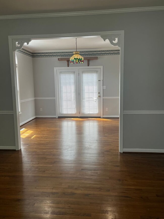 Building Photo - Three Bedroom located in the Ghent Neighborhood