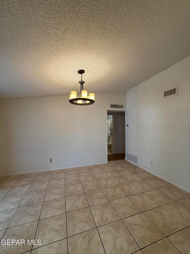 Building Photo - 10449 Chinaberry Dr