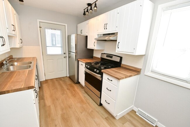Building Photo - Close to Notre Dame, 3 bedroom home with 2...