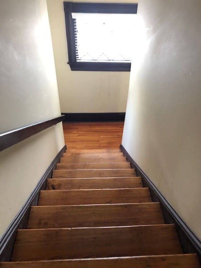 Building Photo - 6-bedroom 3 bath walking distance to WKU a...