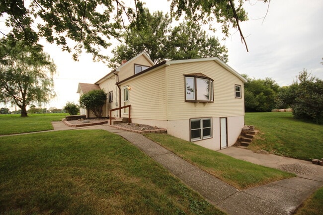Building Photo - Updated home on 1 acre lot