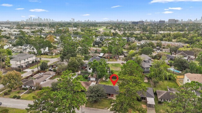 Building Photo - 2015 Woodcrest Dr