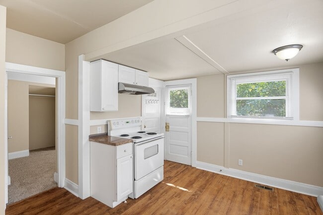 Building Photo - Charming Sellwood Cottage w/ Garage & Fenc...