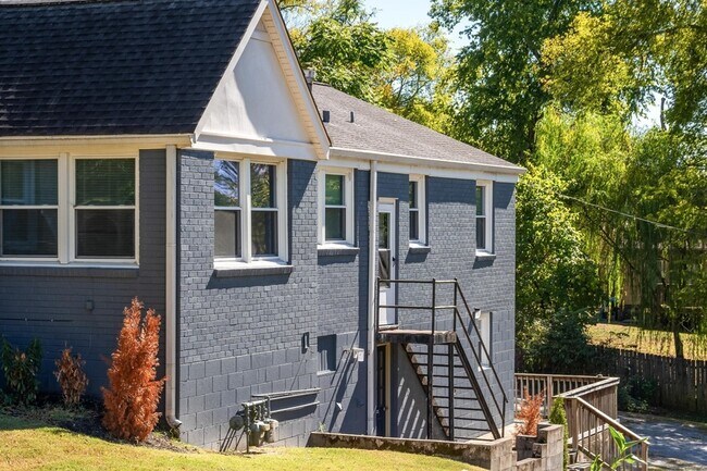 Building Photo - 1010 Carolyn Ave