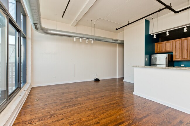 Building Photo - 1334 W Van Buren St