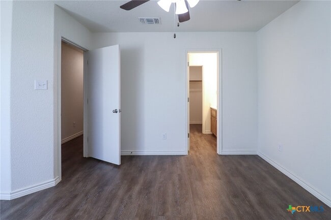 Building Photo - 909 Lasso Dr