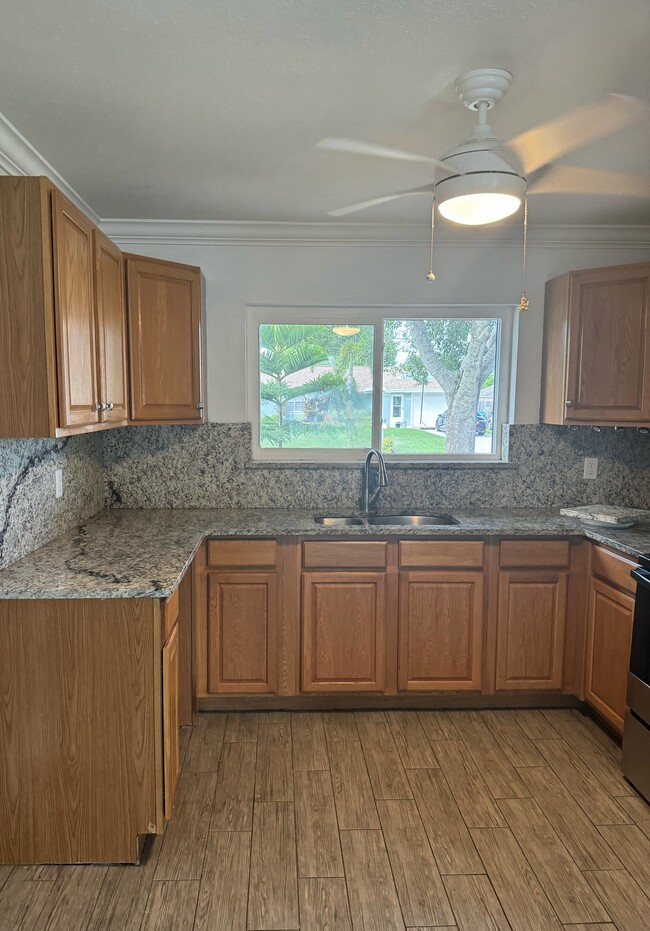 Building Photo - 1612 SE Cascella Ct