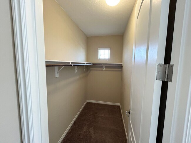 Building Photo - 4/BD 3.5/BA Spacious Home in Gated Communi...