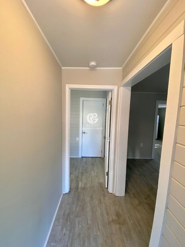 Building Photo - Remodeled 2 bedroom / 1 bathroom home available now!