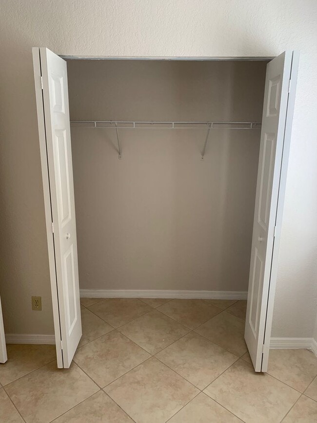 Building Photo - Available 5/10 -  Annual Condo Rental in South Naples