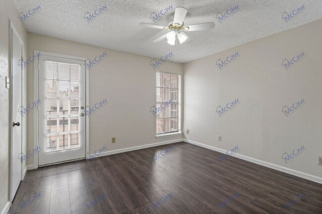 Building Photo - 9520 Royal Ln