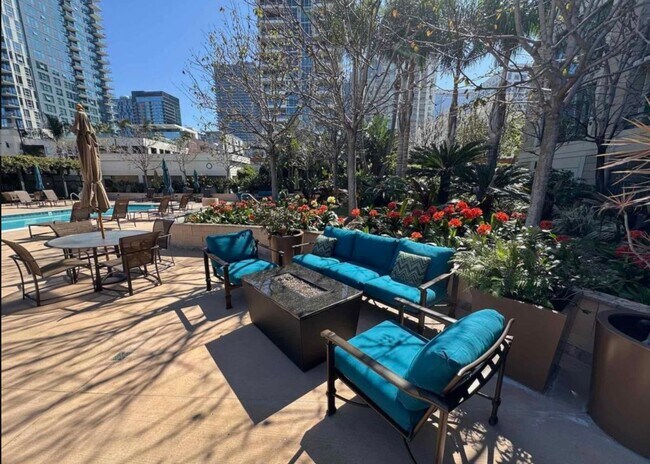 Building Photo - Newly updated features! 1 bedroom, 1.5 bat...