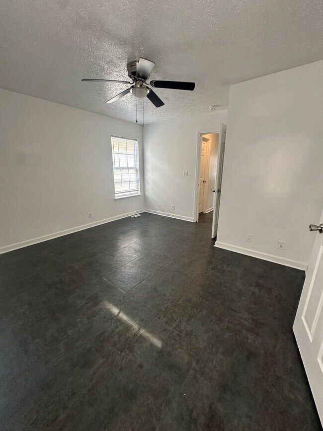 Building Photo - 4220 Sunset Ave