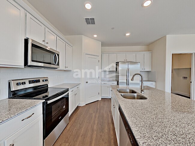 Building Photo - 5949 W Columbine Dr