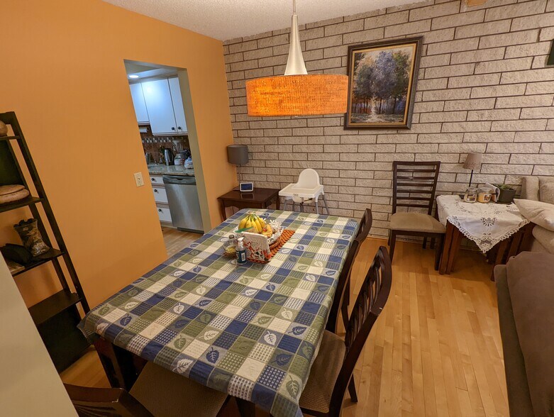 Dining area - 539 French Rd