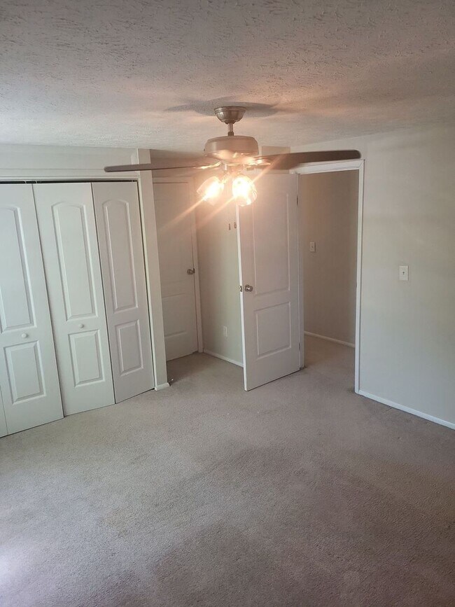 Building Photo - 916 Chatsworth Dr