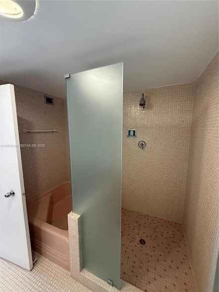 Building Photo - 5255 Collins Ave