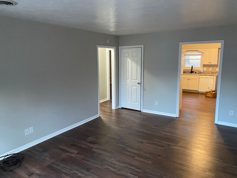 living room - 3718 Creekside Ct