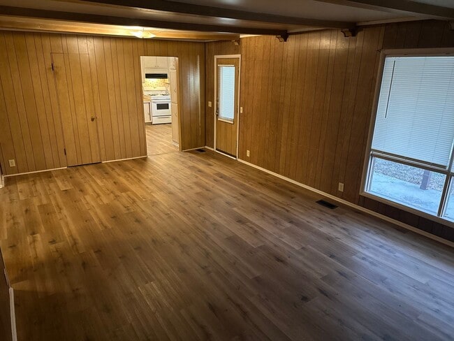 Building Photo - Available Now! 3-Bed, 1-Bath Home w/ Garage - Central Springdale, right next to Springdale High S...