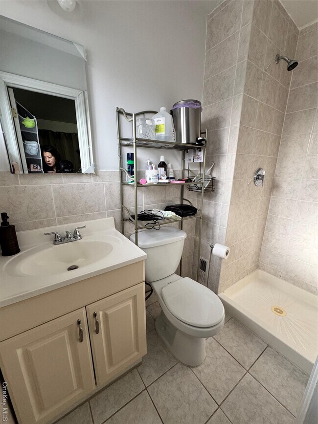 Building Photo - 40 Willets Dr