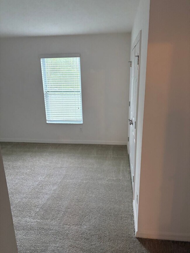 Building Photo - IMMEDIATE OCCUPANCY !!! LARGE// 5 Bedroom ...