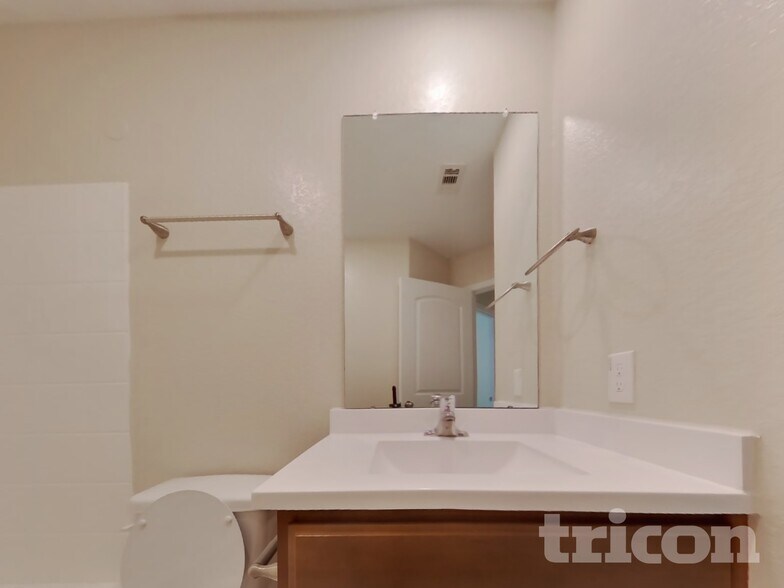 Building Photo - 524 Red Dusk Paint Dr