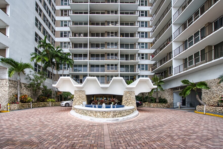 Building Photo - 2030 S Ocean Dr