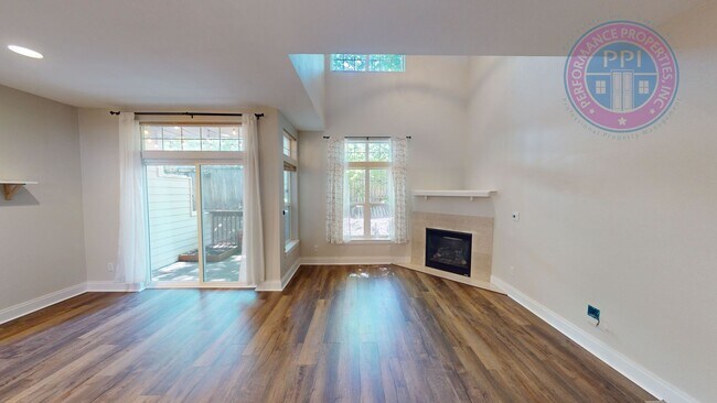 Building Photo - Stylish Townhouse, Luxury Amenities Throug...