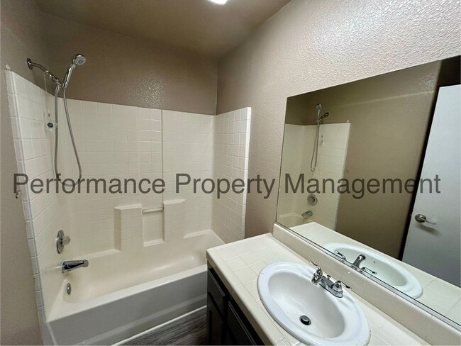 Building Photo - 3 Bed/2 Bath Home in Delano with Solar and...