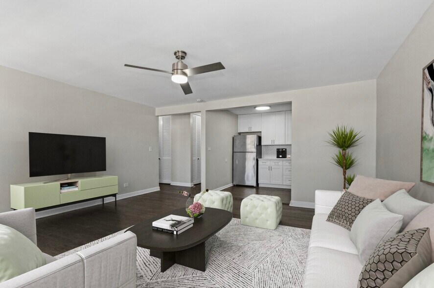 Building Photo - 2401 W Balmoral Ave